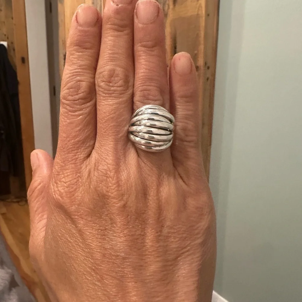 Elegant Silver Ring - Picture 1 of 5